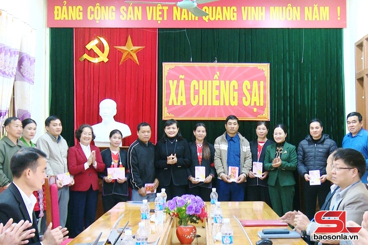Đồng chí Trưởng Ban Nội chính Tỉnh ủy nắm tình hình và tặng quà Tết xã Chiềng Sại