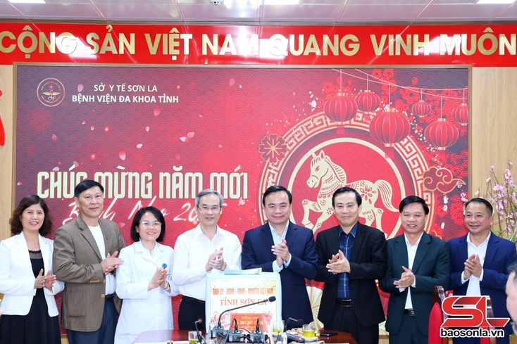 Đồng chí Phó Chủ tịch Thường trực UBND tỉnh nắm tình hình, công tác trực Tết tại Bệnh viện đa khoa tỉnh