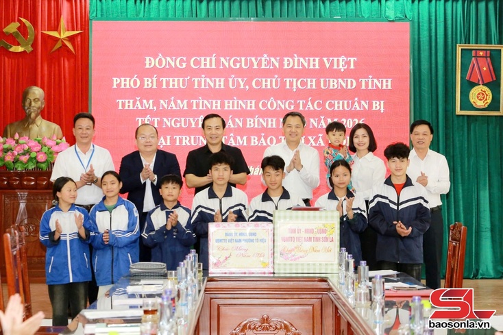 Đồng chí Chủ tịch UBND tỉnh thăm, nắm tình hình và tặng quà Trung tâm Bảo trợ xã hội tỉnh