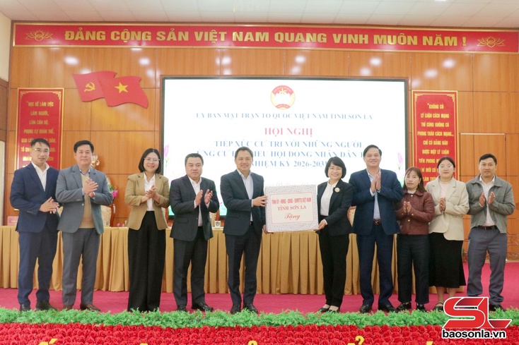 Kết nối, nói lên tiếng nói nguyện vọng của cử tri đến các cấp có thẩm quyền