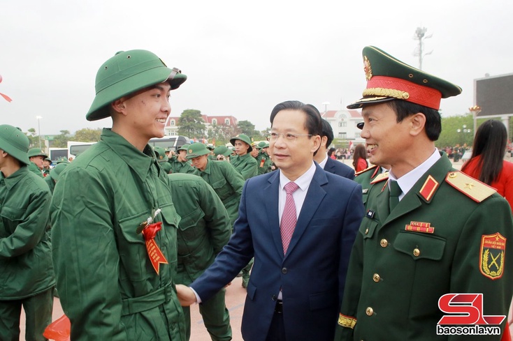 Tư lệnh Quân khu 2 và Bí thư Tỉnh ủy Sơn La dự lễ giao nhận quân tại phường Mộc Châu