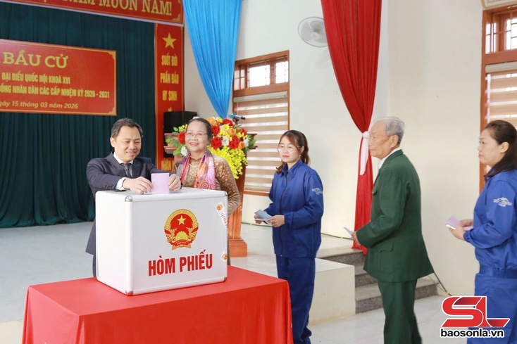 Đồng chí Chủ tịch UBND tỉnh Sơn La dự khai mạc và bỏ phiếu tại phường Thảo Nguyên