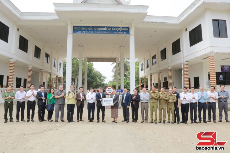Thứ trưởng Thường trực Bộ Ngoại giao làm việc tại Cửa khẩu chính Chiềng Khương