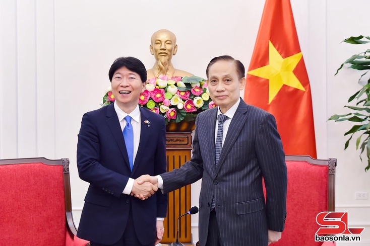 Đồng chí Bộ trưởng Ngoại giao tiếp Thống đốc tỉnh Okayama, Nhật Bản