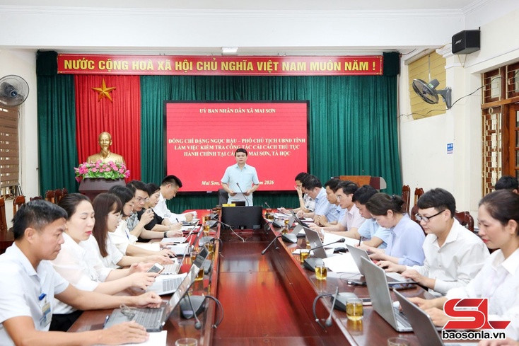 Đồng chí Đặng Ngọc Hậu, Phó Chủ tịch UBND tỉnh kiểm tra công tác cải cách thủ tục hành chính tại xã Tà Hộc, Mai Sơn