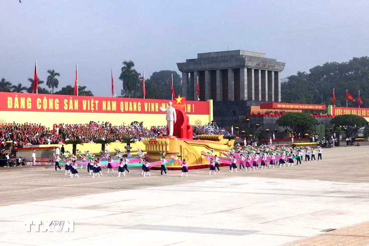 Ánh sáng Hồ Chí Minh soi đường cho chúng ta đi
