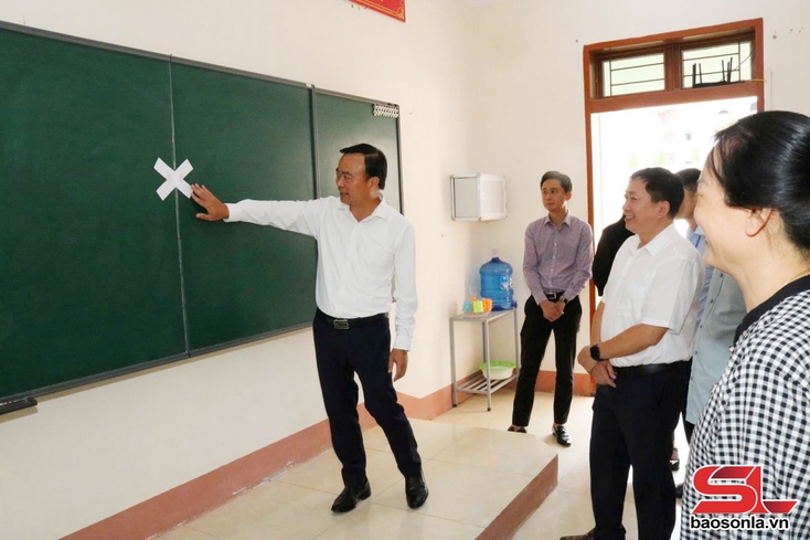 Đồng chí Phó Chủ tịch Thường trực UBND tỉnh kiểm tra công tác chuẩn bị Kỳ thi tốt nghiệp THPT tại Yên Châu