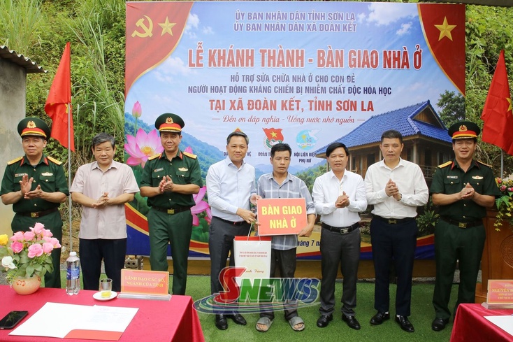 Khánh thành, bàn giao nhà ở cho gia đình chính sách