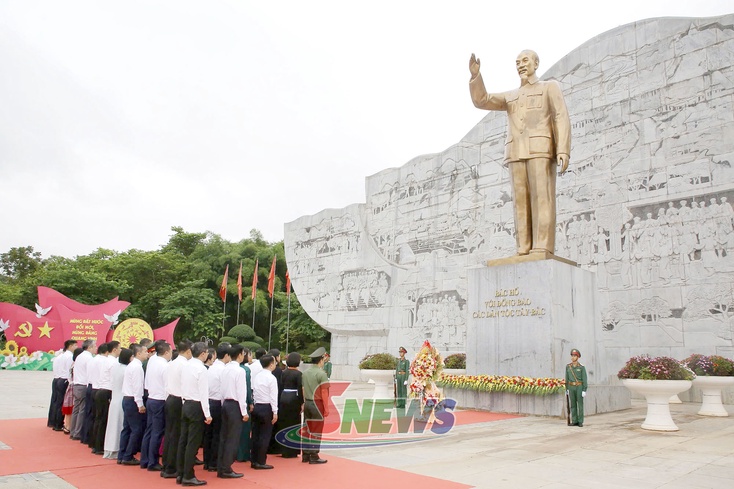 Các đồng chí lãnh đạo tỉnh dâng hương, dâng hoa Tượng đài Bác Hồ, Đền thờ Bác Hồ và dâng hương tưởng niệm các Anh hùng liệt sĩ Nhà tù Sơn La