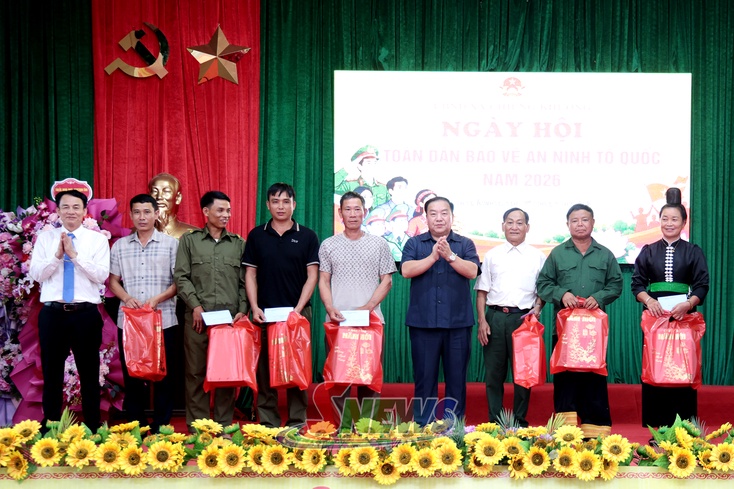 Đồng chí Phó Bí thư Tỉnh ủy dự Ngày hội Toàn dân bảo vệ ANTQ xã Chiềng Khương