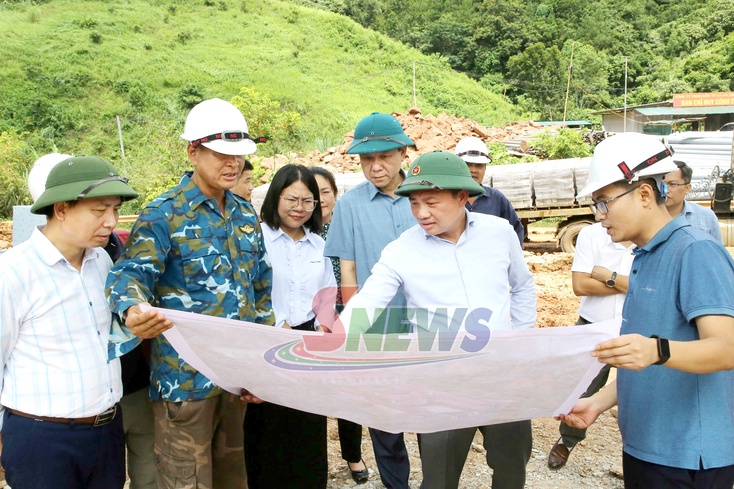 Đồng chí Chủ tịch UBND tỉnh kiểm tra tiến độ xây dựng trường học tại các xã biên giới
