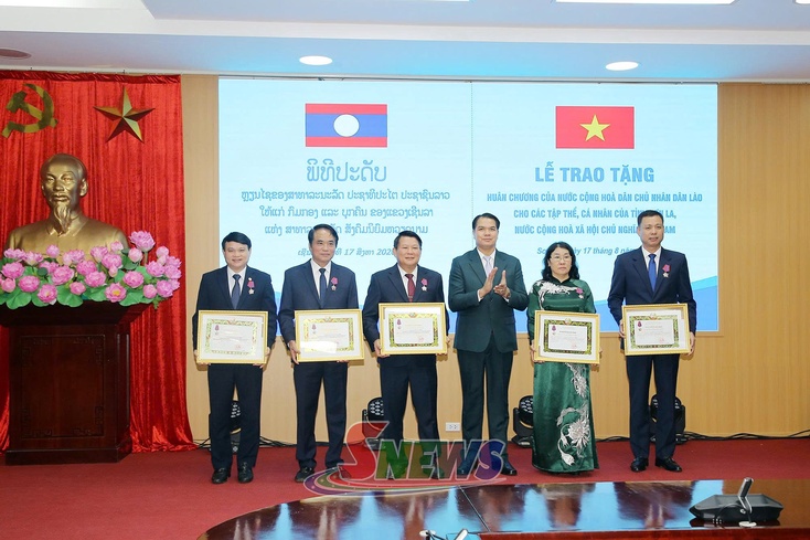 Lễ trao tặng Huân chương của nước CHDCND Lào cho các tập thể, cá nhân tỉnh Sơn La