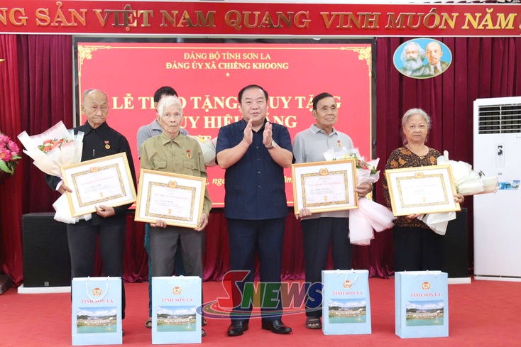 Lễ trao tặng, truy tặng Huy hiệu Đảng đợt 2/9 tại xã Chiềng Khoong