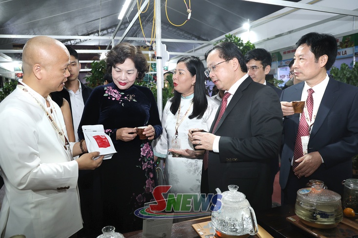 Phó Chủ tịch Quốc hội tham quan hội chợ tại Lễ hội Cà phê Sơn La lần thứ hai năm 2026