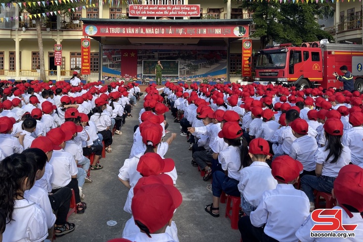 Firefighting, prevention, rescue skills provided for Moc Chau teachers, students