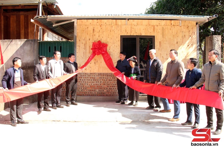 Quynh Nhai district hands over new homes to impoverished families