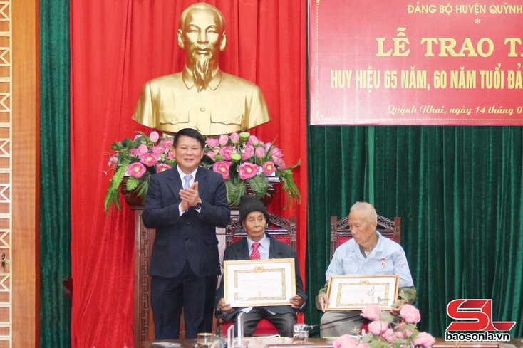 Provincial Party official presents Party membership badges to Party members in Quynh Nhai