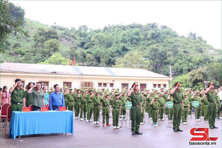 Lễ ók quân chương trình “ép dệt chiến sĩ công an”