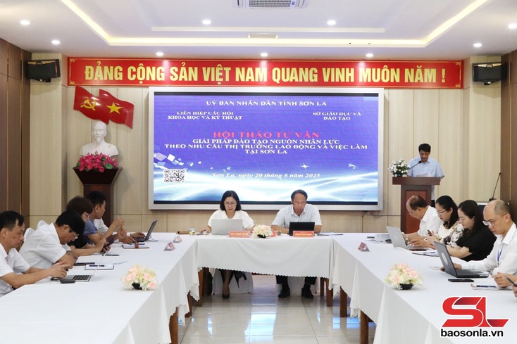 Pàng họp xồ xảm “Luông pùn bók xòn chủm mú côn dệt vịa toi lang áo khòng chảu sủ côn dệt vịa nẳng Sơn La”