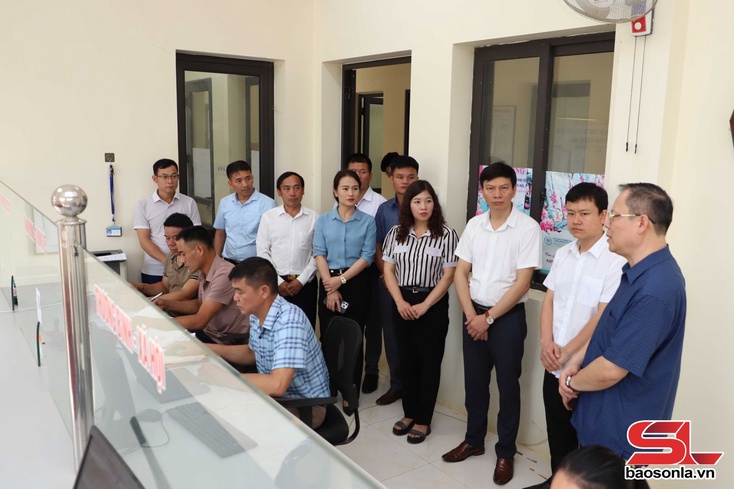 Đồng chí Chủ tịch HĐPX tỉnh cxênhz yuôx têx zav bax uô hâux lưv nov hâu thax tsav 2 cấp ntơưv huyện Mai Sơn