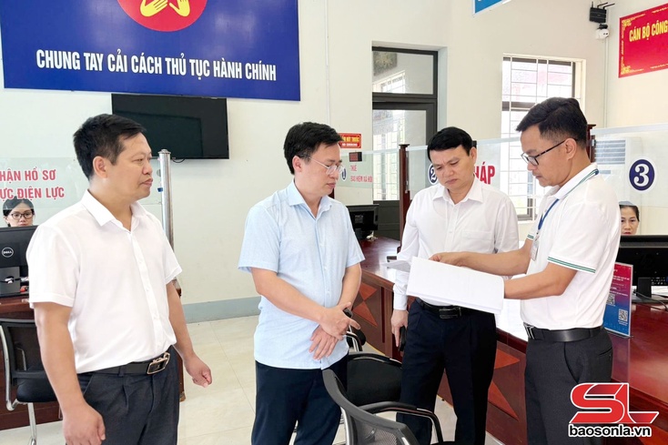 Đồng chí Phó Chủ tịch UBPX tỉnh cxênhz yuôx hâux lưv lês siv nov hâu thax tsav 2 cấp ntơưv huyện Quỳnh Nhai