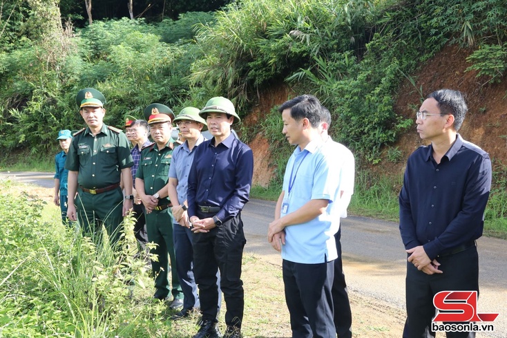  Đồng chí Bí thư Tỉnh ủy kiểm tra vịa khặn khang dòm ngơn cốc tẳng tánh pưng trương ép nẳng pưng xã đèn mương 