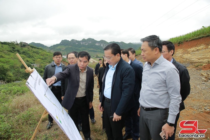 Provincial Party chief inspects Hoa Binh – Moc Chau expressway, Moc Chau road projects