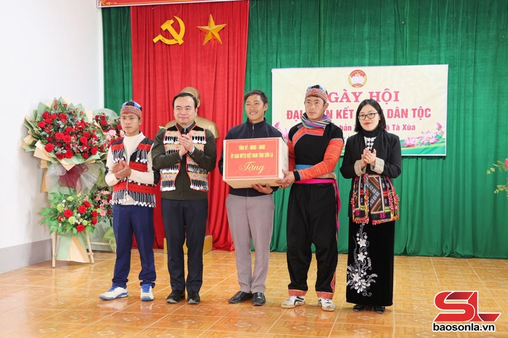Standing Vice Chairman of provincial People’s Committee attends Great National Unity Festival in Ta Xua hamlet