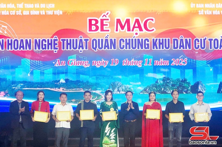 Son La wins top honours at national community arts festival