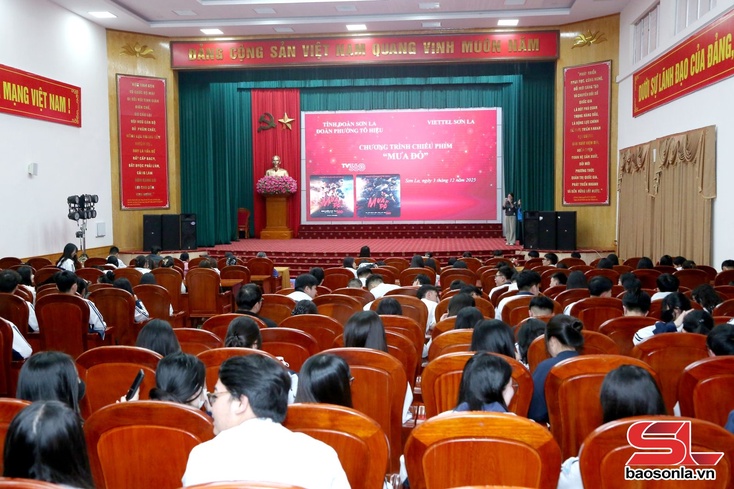 Over 1,000 students, residents watch “Red Rain”