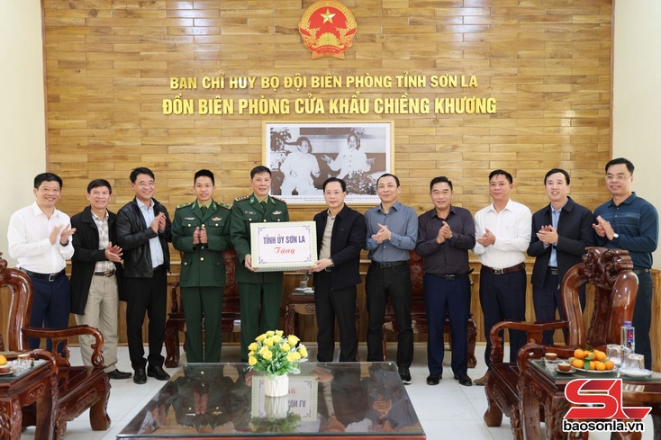 Provincial Party leader inspects situation in Chieng Khuong commune