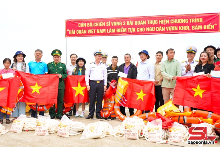 Paz côngz xưv Thax tsav 3 Hải quân shuôk, phôngv Tsiaz ntơưv đặc khu Cồn Cỏ