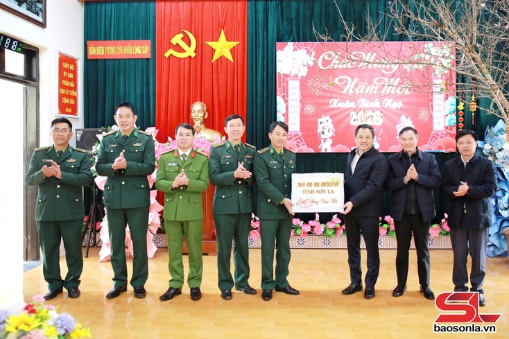 Đồng chí Chủ tịch UBND tỉnh kiểm tra, xáo hụ nang quam cánh nhôm xỏng chương hảư cán bộ, chiến sĩ pưng đơn vị