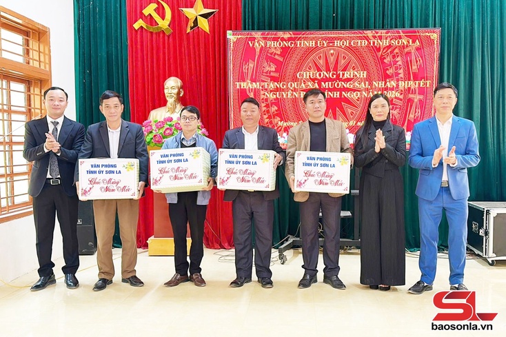Provincial Party Committee Office presents Tet gifts in Muong Sai commune