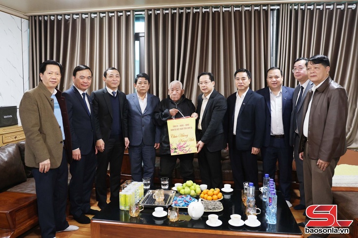 Provincial Party chief visits, presents gifts to policy beneficiary families