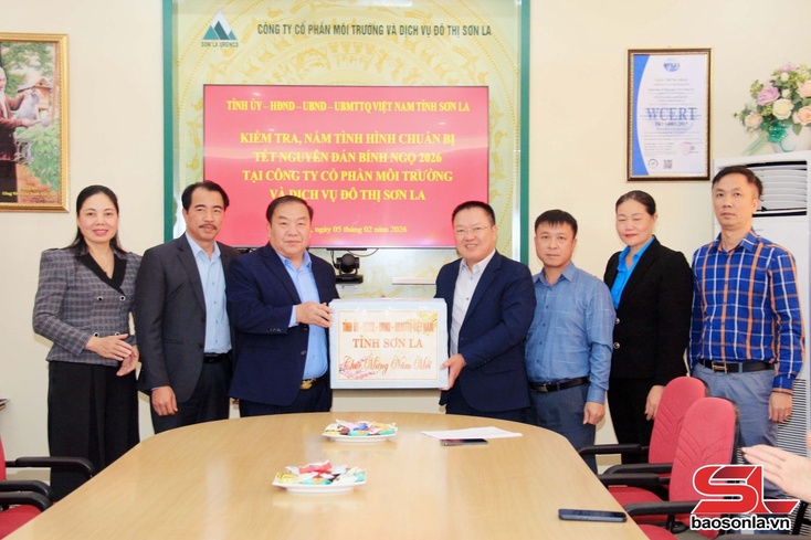 Đồng chí Phó Bí thư Tỉnh ủy, Chủ tịch Ủy ban MTTQ Việt Nam tỉnh muk shuôk, krưr huv Tsiaz trâu iz cxia tsêr luôv 