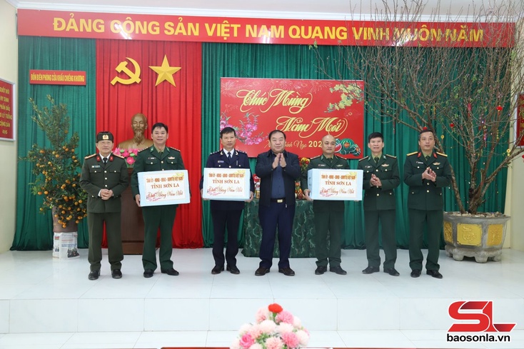Provincial official extends New Year greetings to Chieng Khuong, Muong Hung, Chieng Khoong, Song Ma residents