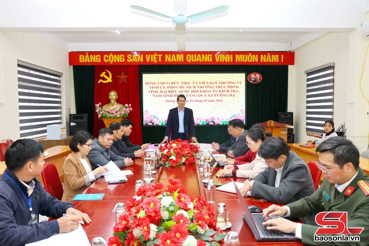 Residents in Gia Phu and Tuong Ha communes receive Tet gifts