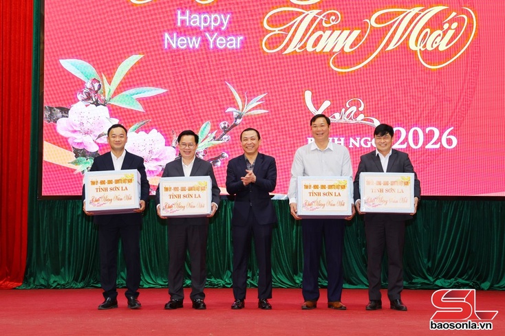 Provincial Party official presents Tet gifts in Quynh Nhai commune