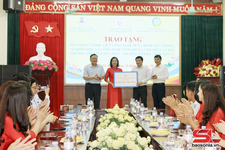 20 STEM equipment sets presented to Nguyen Trai Secondary School