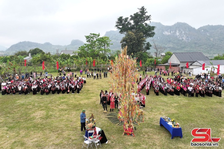 Rain-praying festival takes place in Moc Chau ward