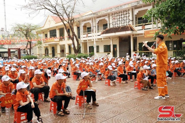 Chiên páo, nho sùng luông thồng hụ ma xủ điển lang đì cánh phảy dòm haử chi áo họt 600 học sinh Trương Tiểu học Lo Vằn Giá