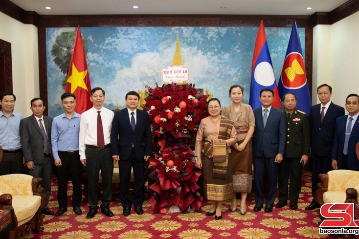 Son La leaders extend New Year greetings to Lao Embassy in Hanoi