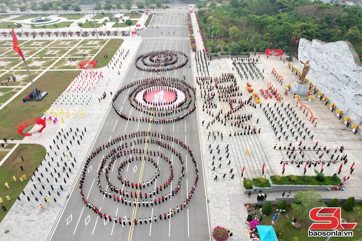 “Àu khửn chiên cái nẳng sân khấu” pưng khòng khun văn hóa chăn đì