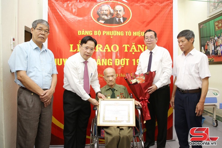 Provincial Party chief presents membership badges to Party members in To Hieu ward