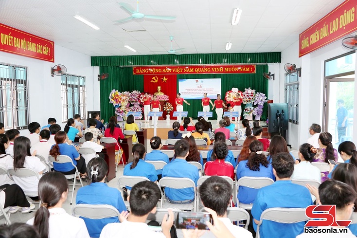 Ntâu hâux lưv muôx txiax njis saiz hloz hnuz zus Chủ tịch Hồ Chí Minh