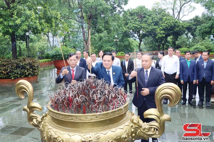 Lao provinces' officials pay tribute to martyrs at Son La Prison