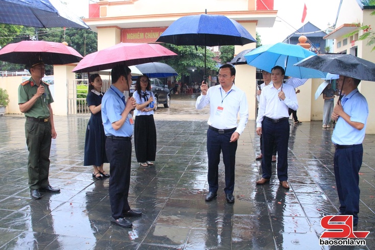 Đồng chí Phó Chủ tịch Thường trực UBND tỉnh kiểm tra thi tốt nghiệp THPT nẳng Phù Yên cánh Gia Phù