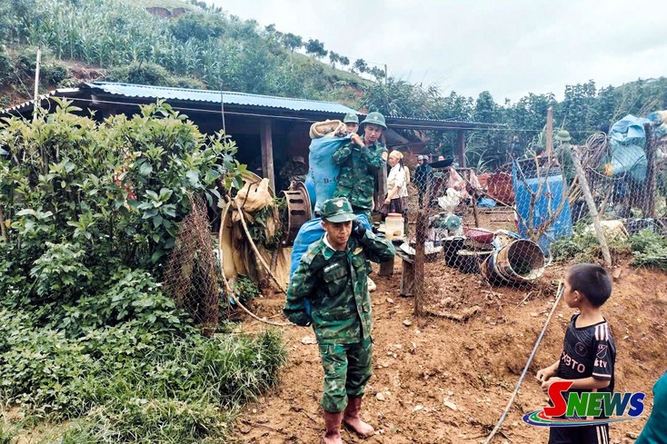 Chieng Tuong Border Guard Station, local forces promptly evacuate residents from landslide-prone are