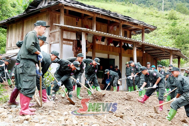 Cảnh sát cơ động choi dần mương kẻ cặm xiệt hại lằng chu phồn nong